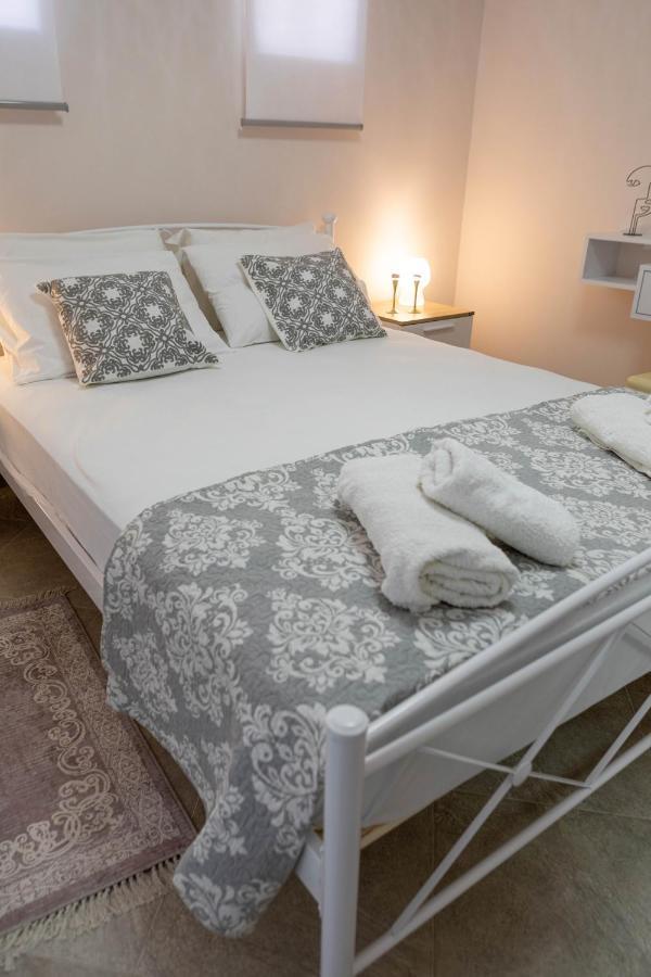 John Apartments Drepano  Luaran gambar