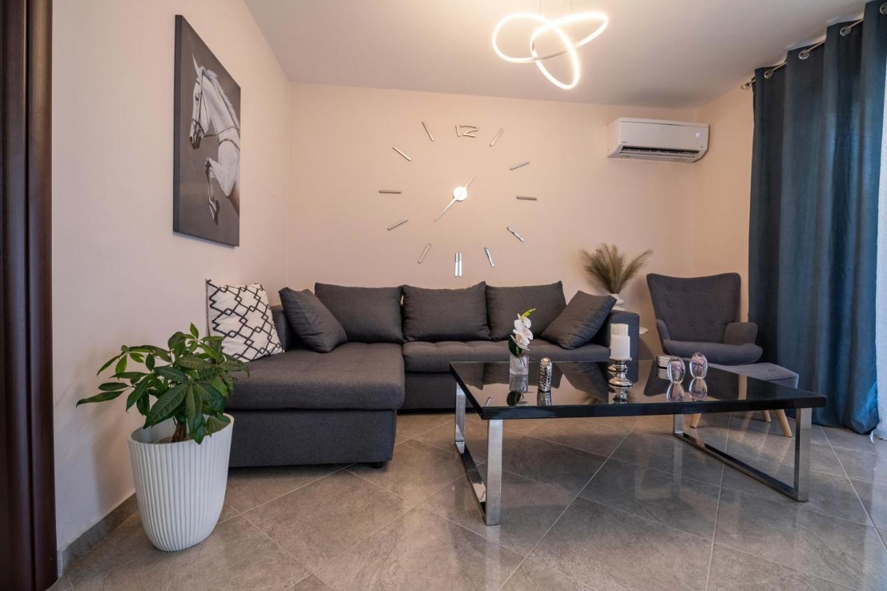 John Apartments Drepano  Luaran gambar