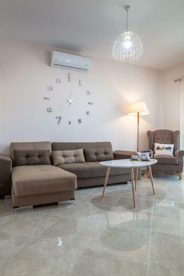 John Apartments Drepano  Luaran gambar