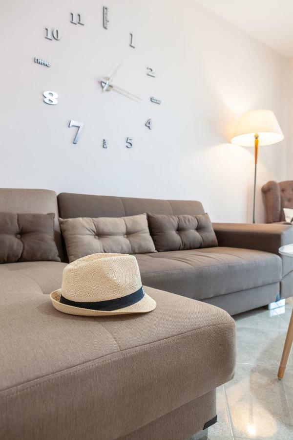 John Apartments Drepano  Luaran gambar
