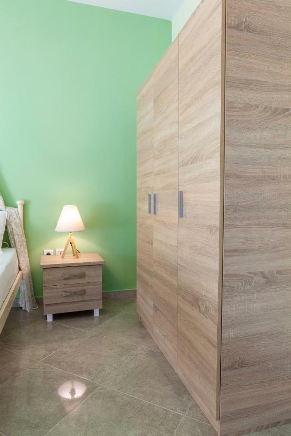 John Apartments Drepano  Luaran gambar